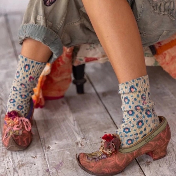 Magnolia Pearl Accessories - Magnolia Pearl Cream and Blue Jacquard Dipper Socks (item B11)